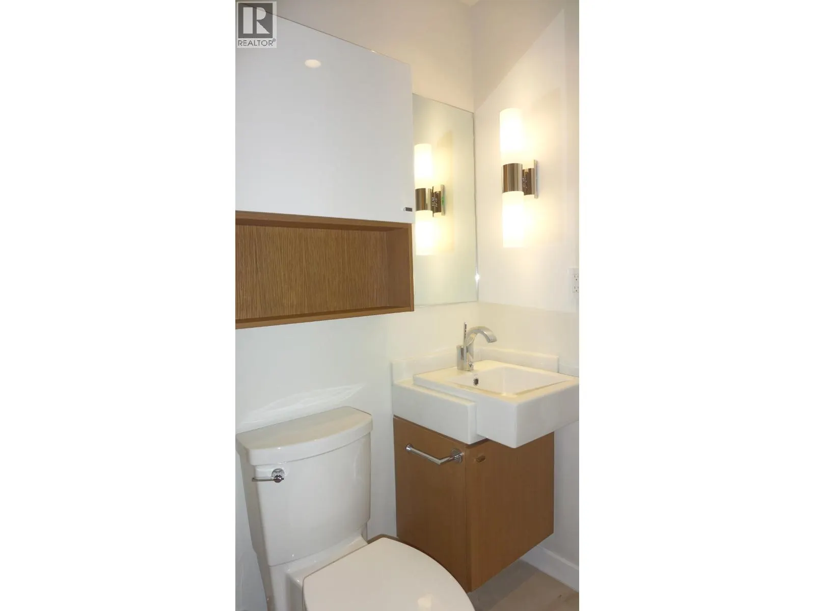 400 768 ARTHUR ERICKSON PLACE