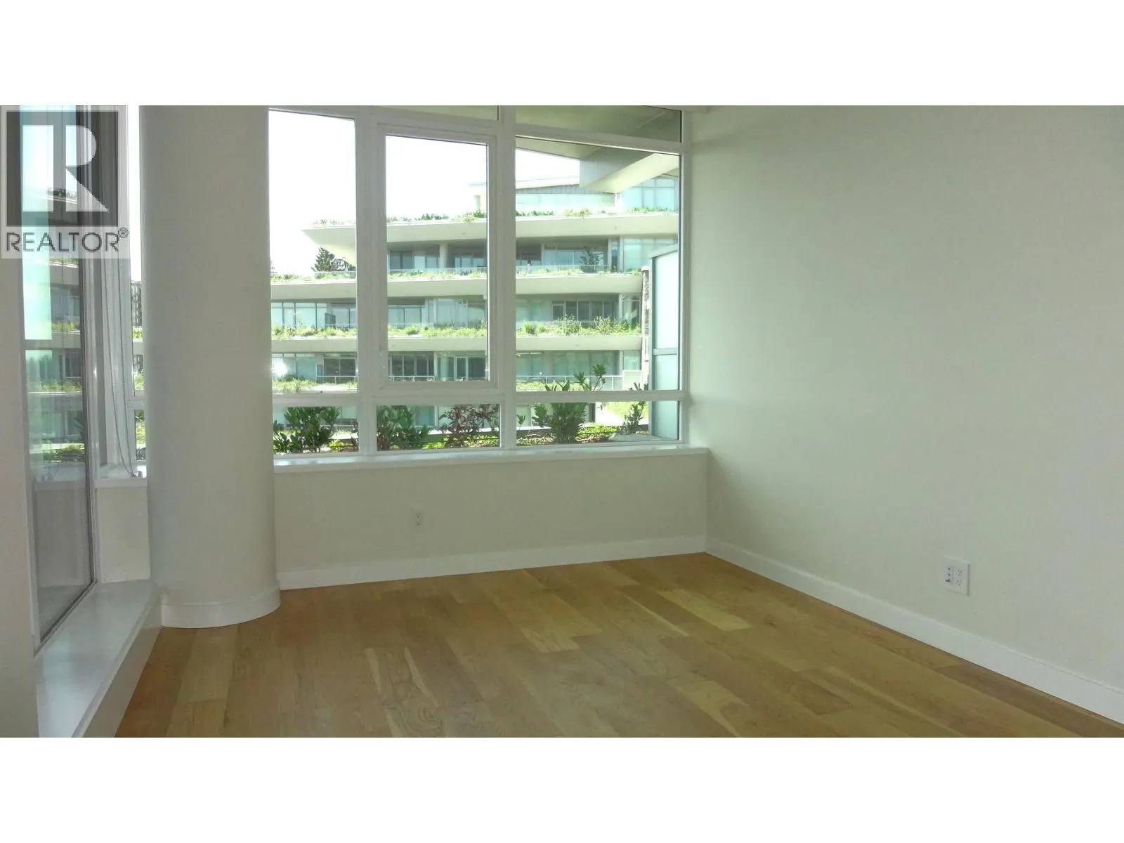 400 768 ARTHUR ERICKSON PLACE