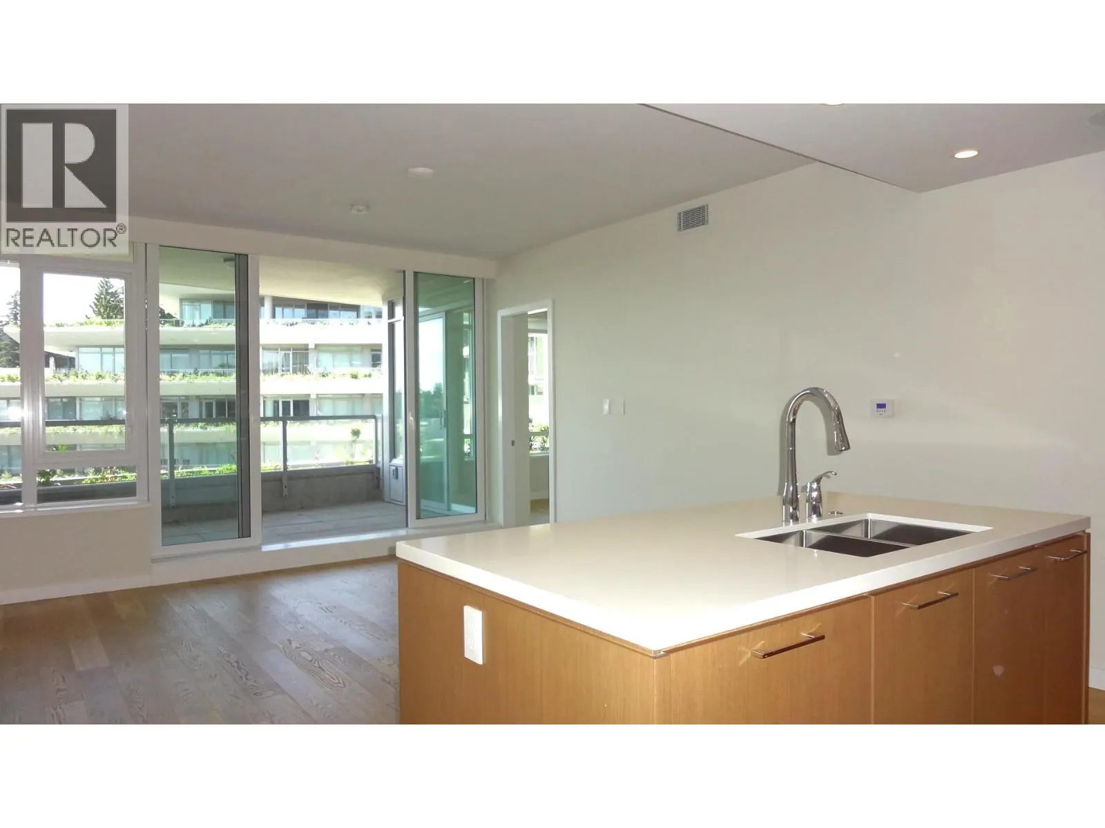 400 768 ARTHUR ERICKSON PLACE