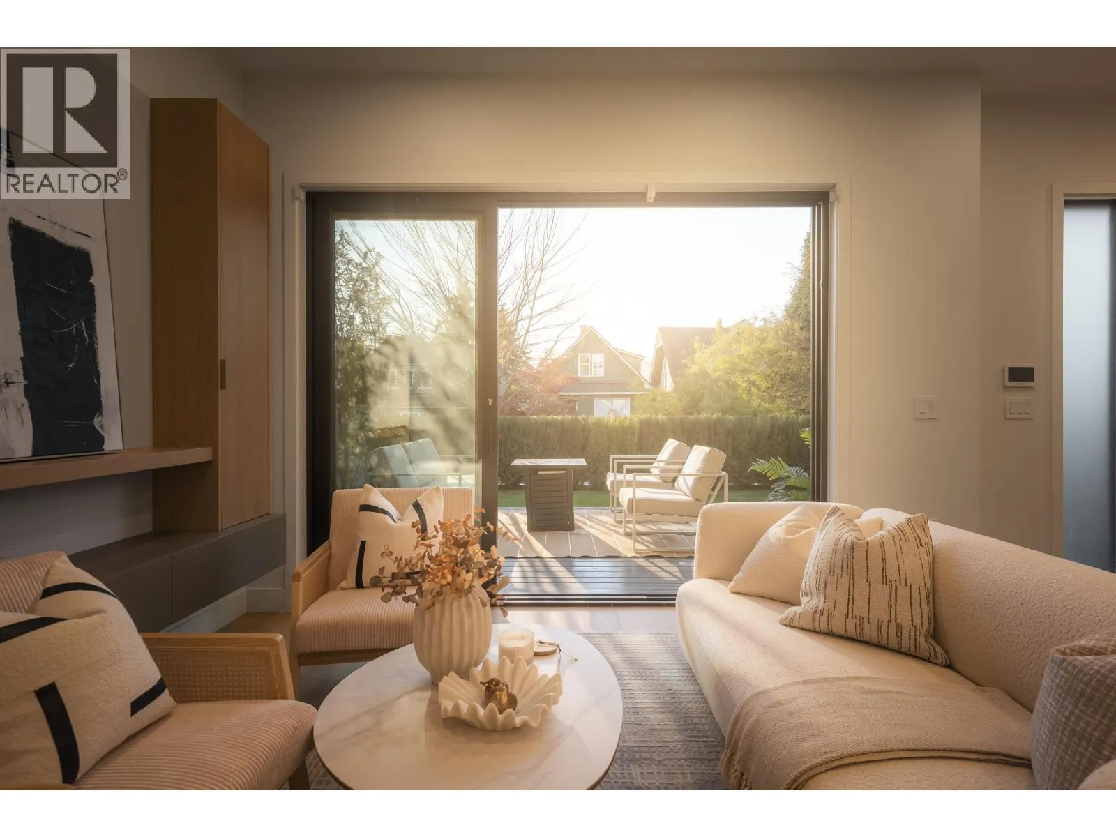 1 882 E 13 AVENUE