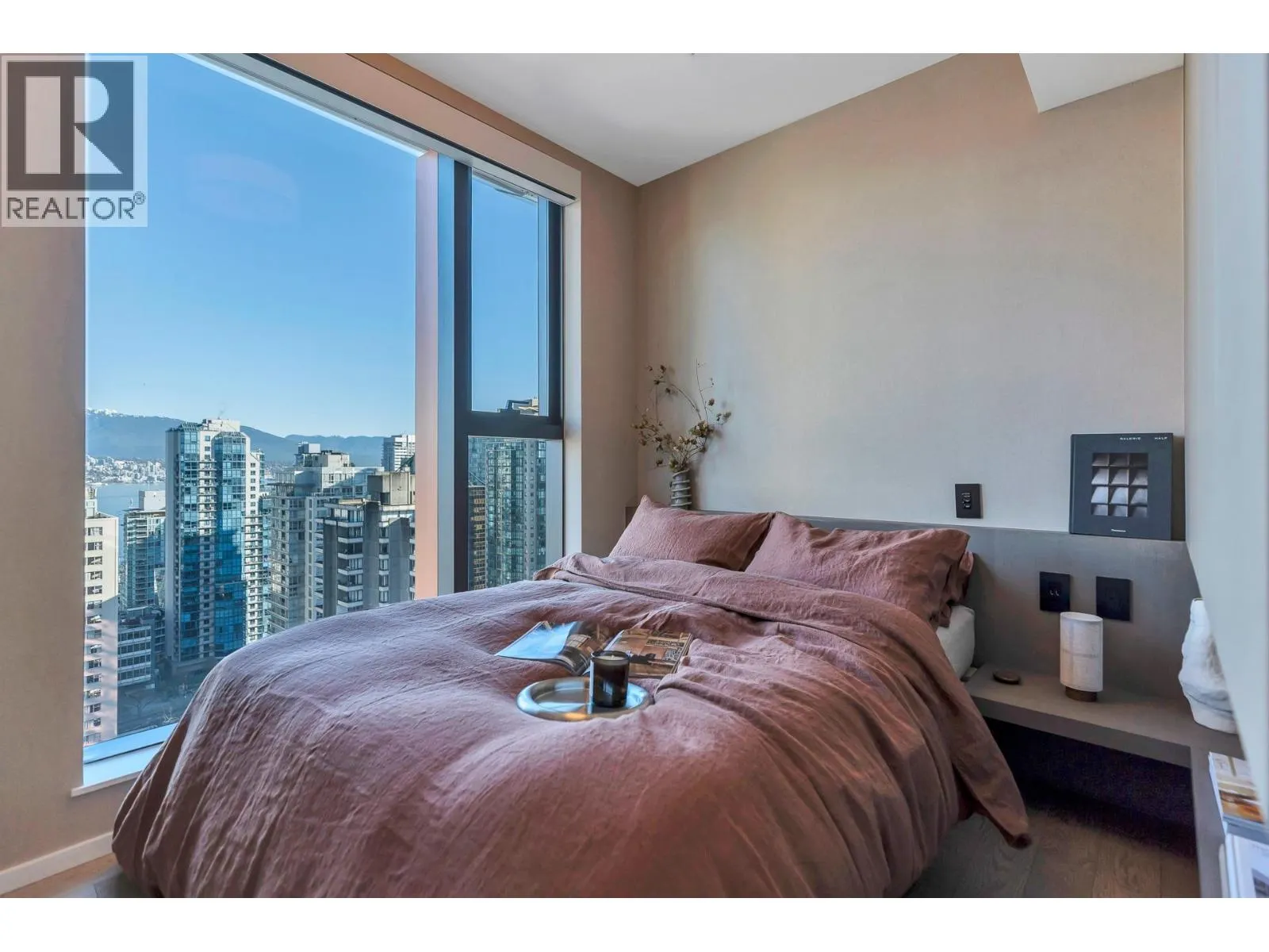 2204 1482 ROBSON STREET