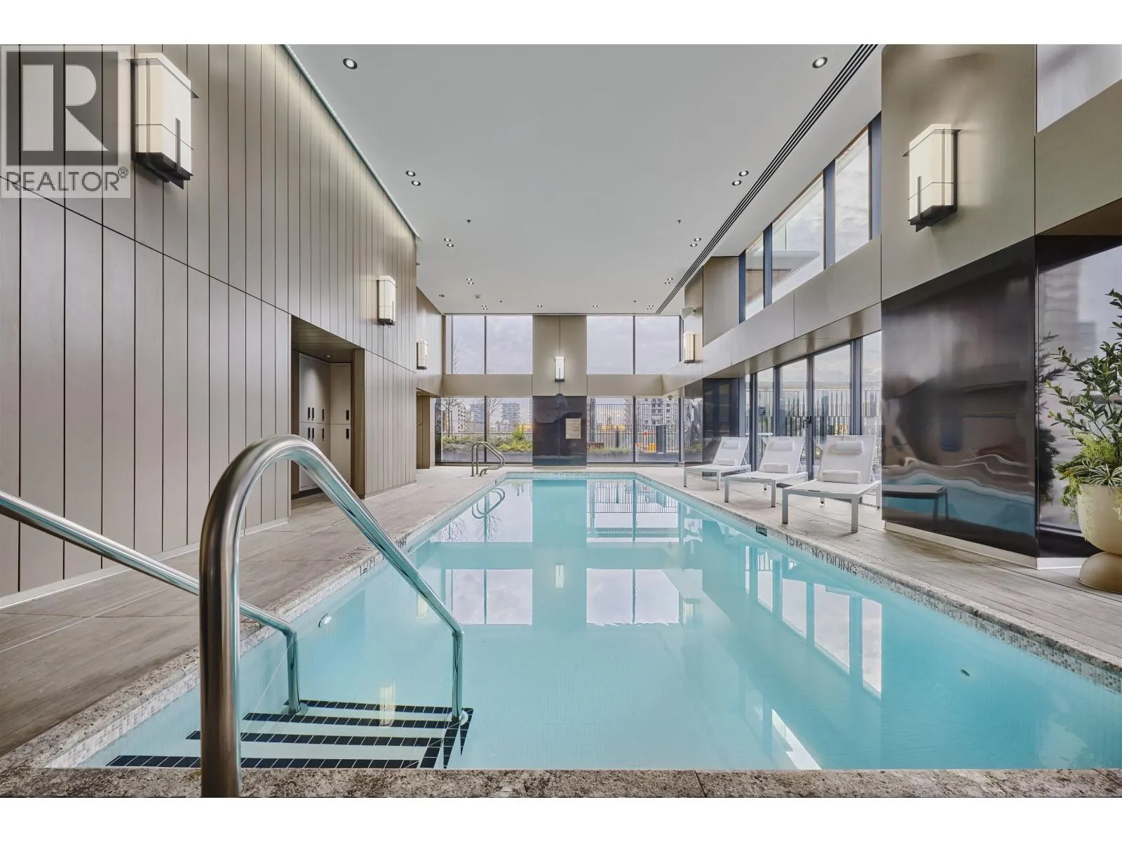 2204 1482 ROBSON STREET