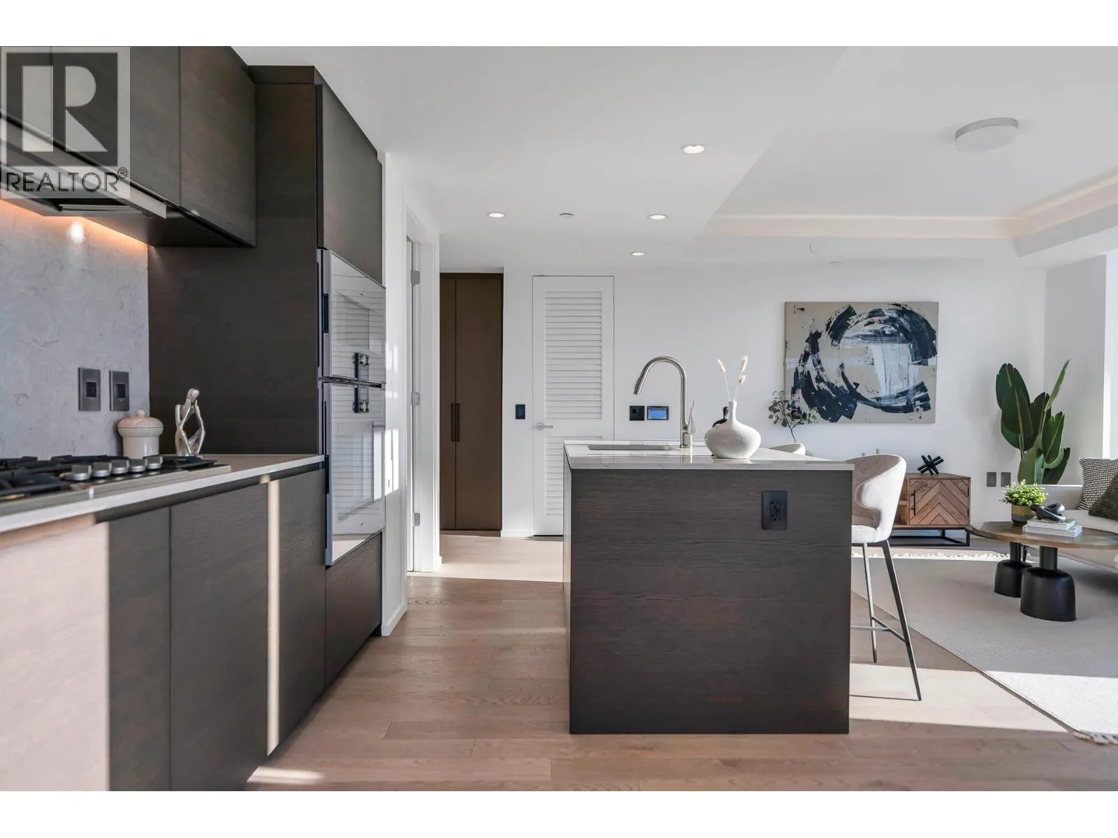 2106 1482 ROBSON STREET