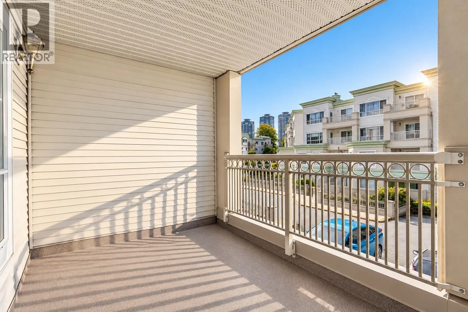 205 2975 PRINCESS CRESCENT