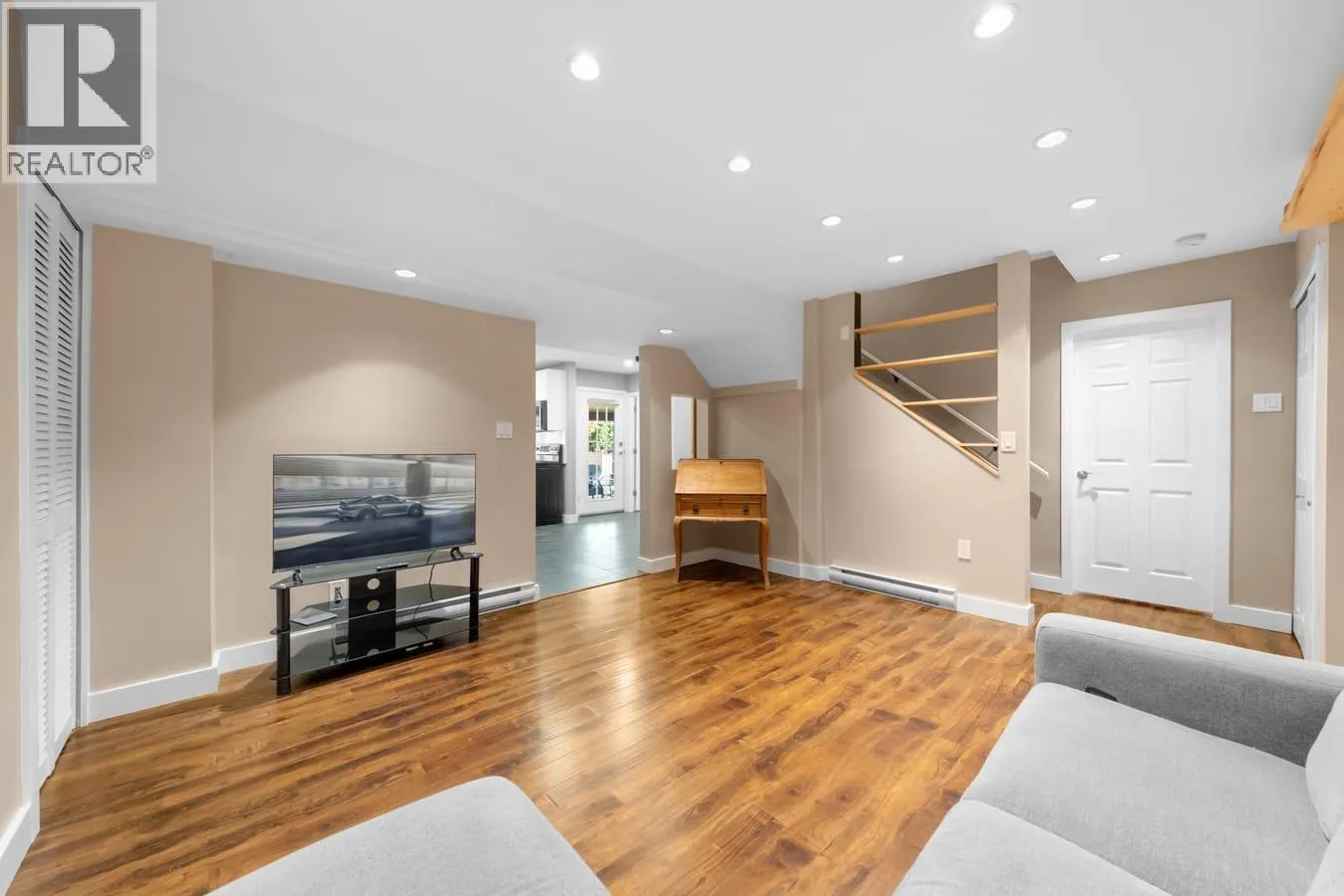 2137 PARAPET TERRACE