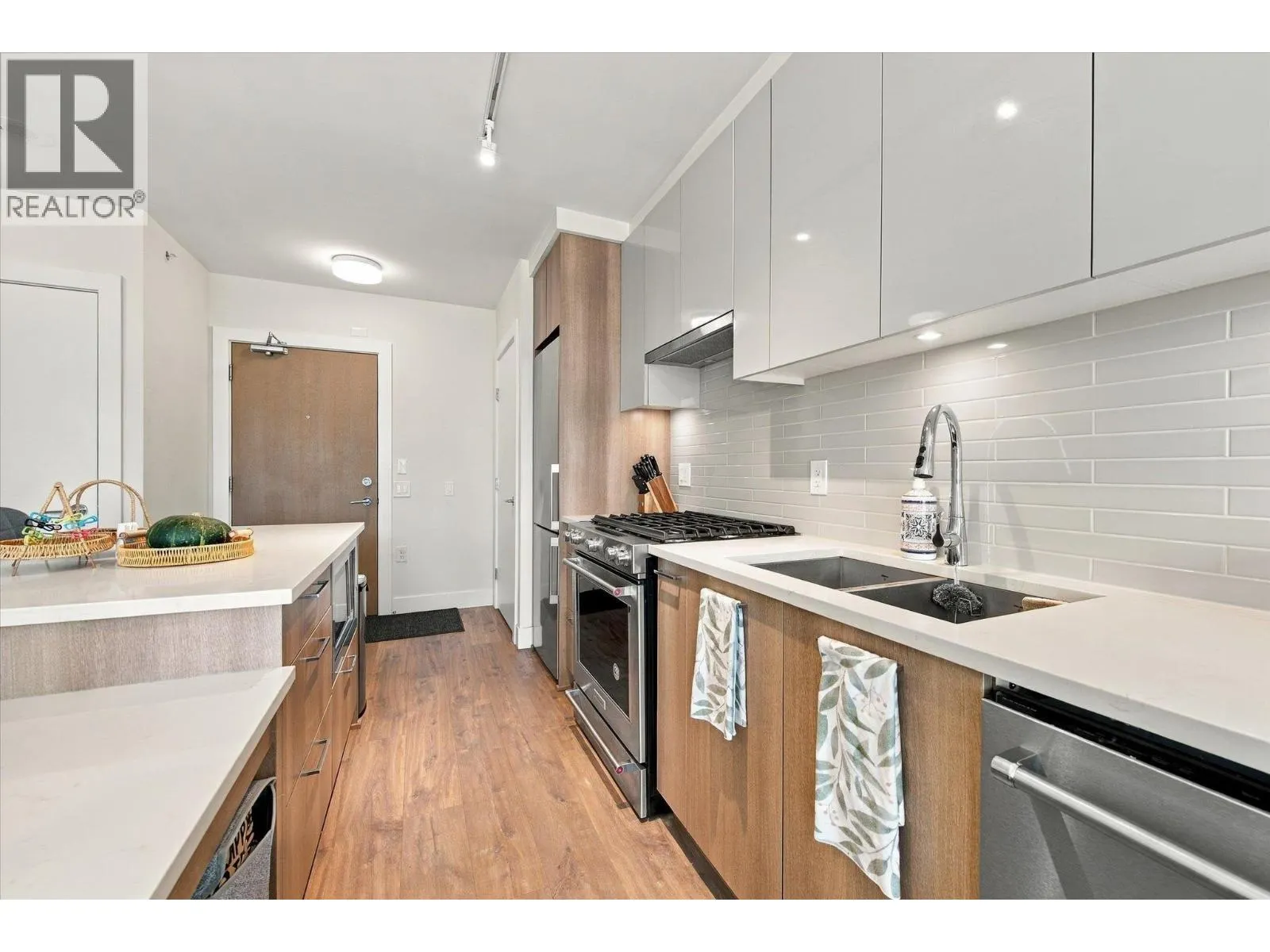 708 258 NELSON'S COURT