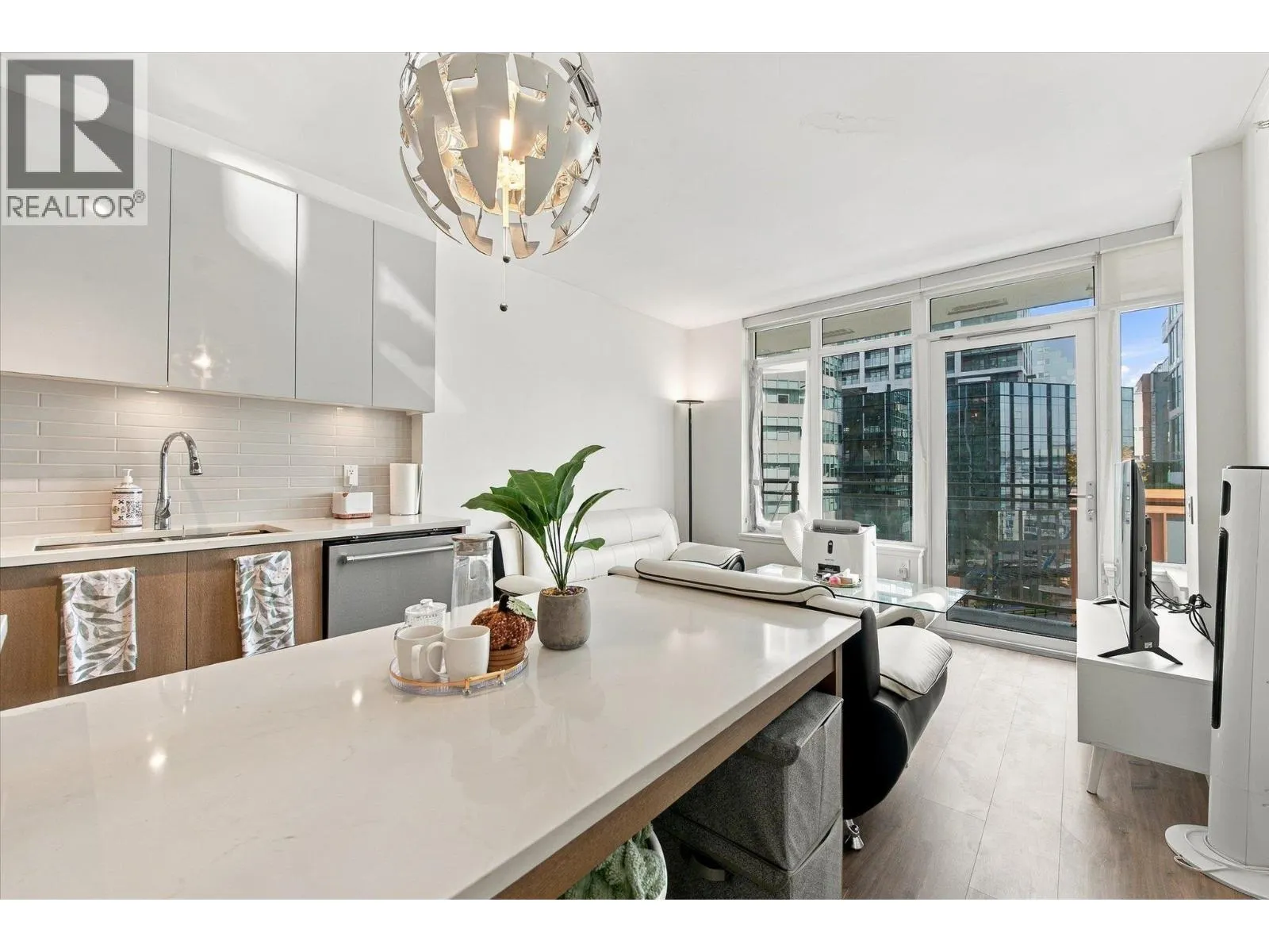 708 258 NELSON'S COURT