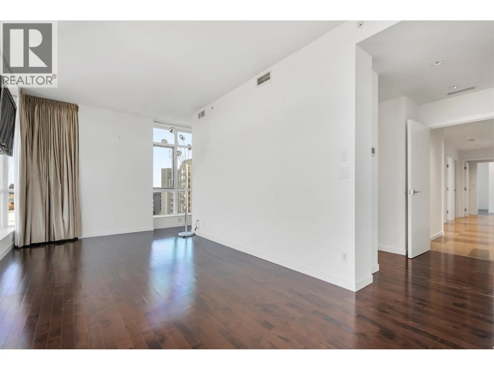 1601 5989 WALTER GAGE ROAD