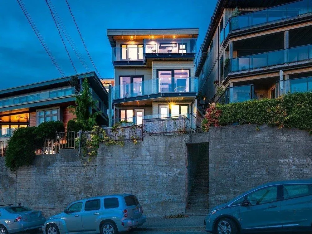 15061 VICTORIA AVENUE