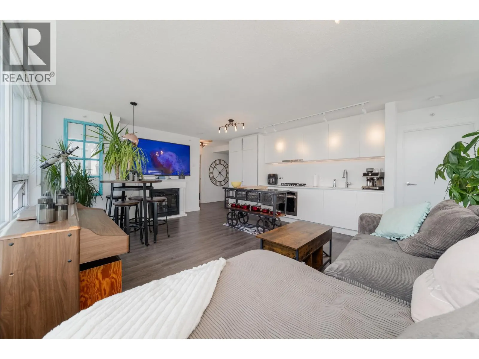 1709 988 QUAYSIDE DRIVE