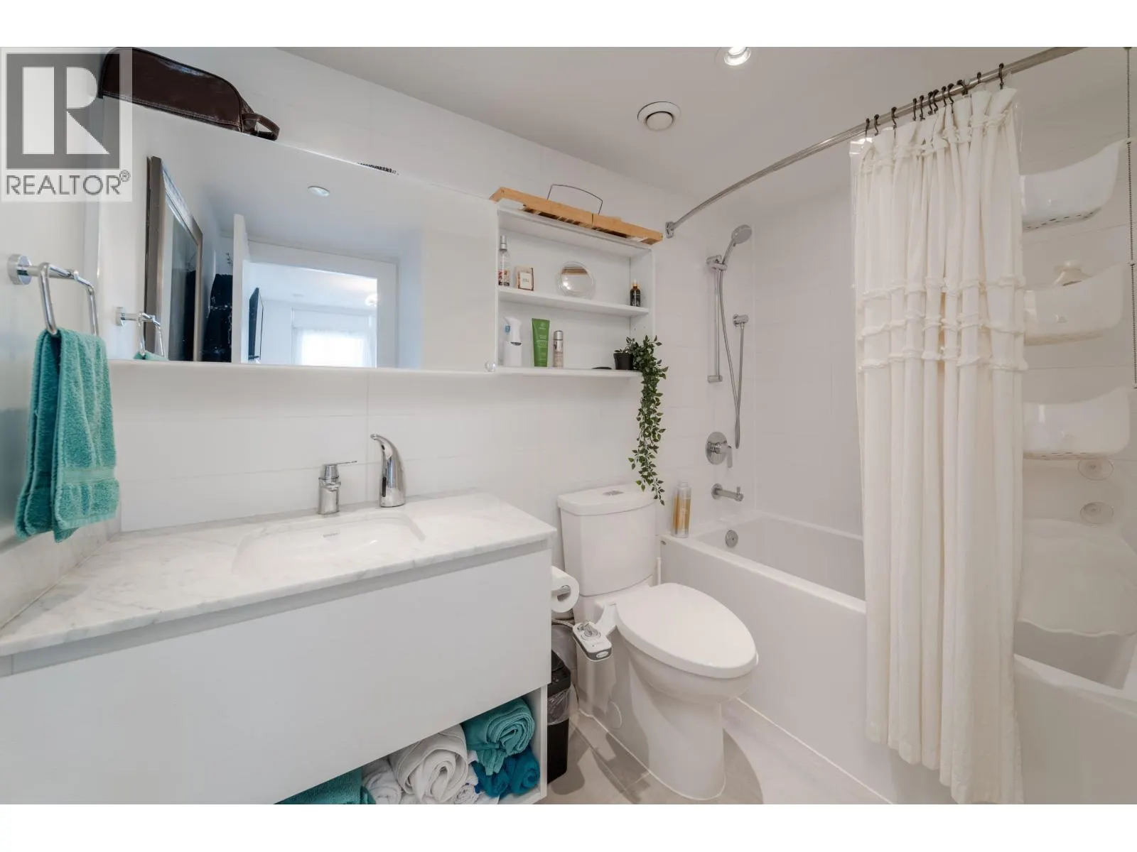 1709 988 QUAYSIDE DRIVE