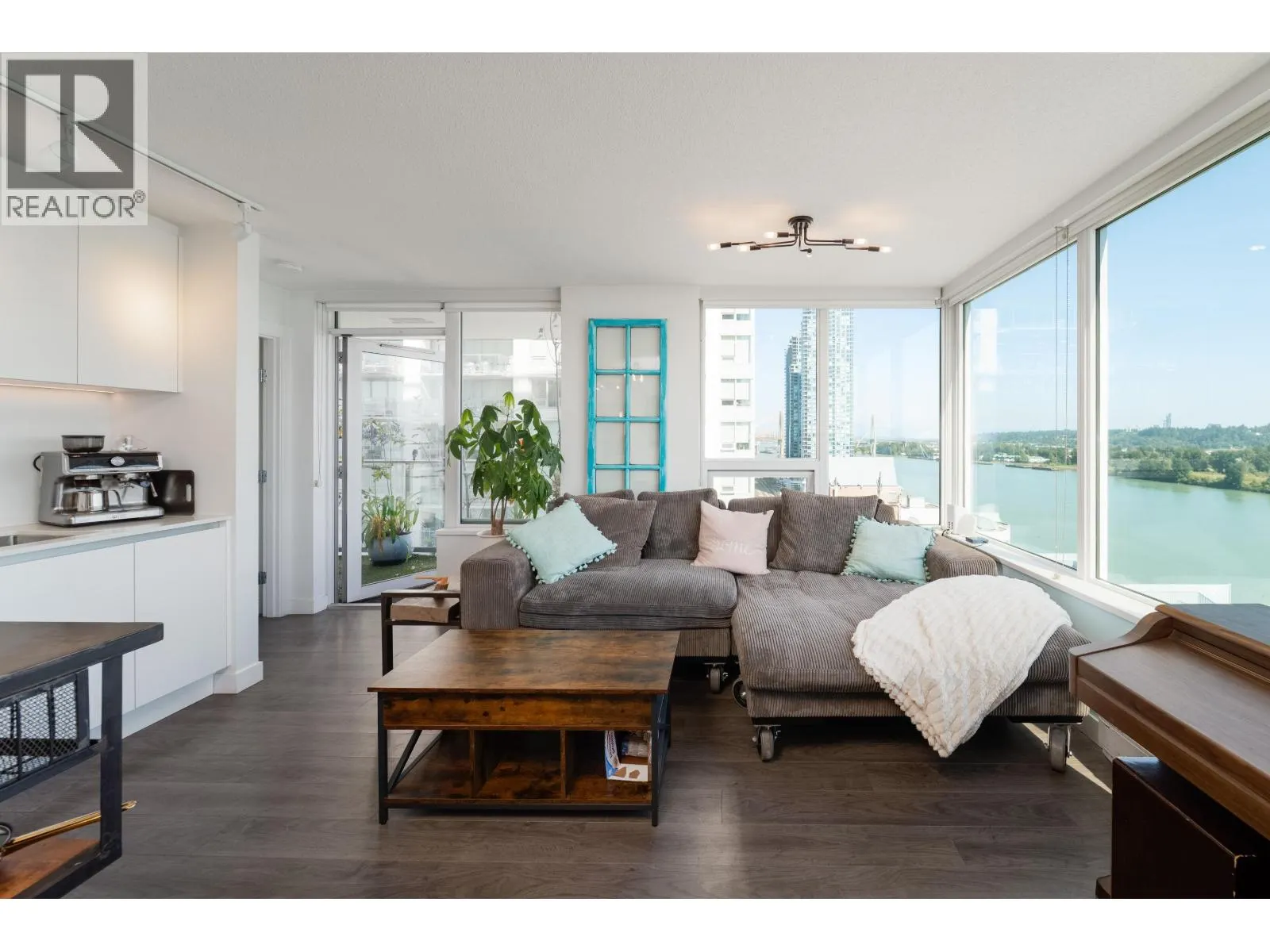 1709 988 QUAYSIDE DRIVE