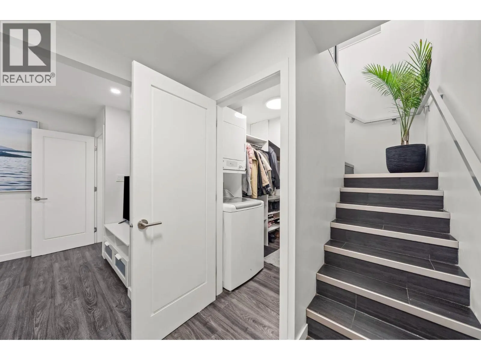 1704 488 HELMCKEN STREET