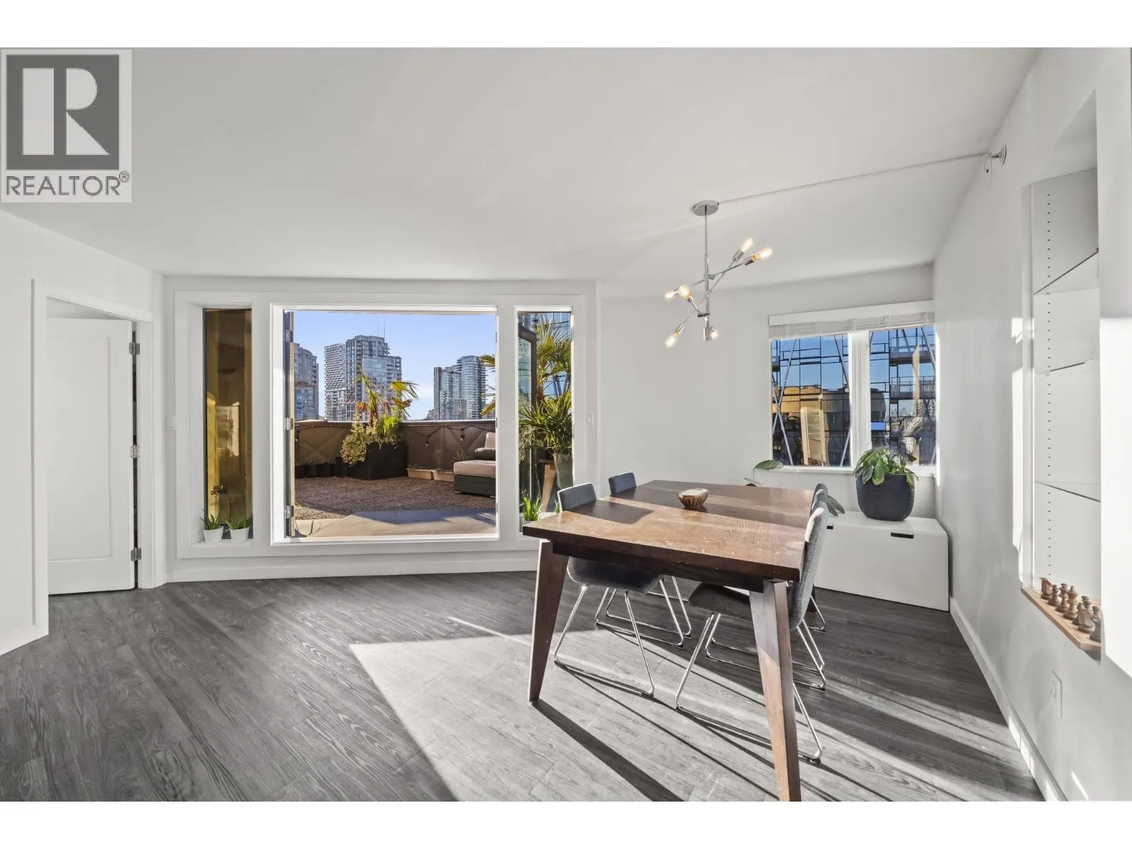 1704 488 HELMCKEN STREET