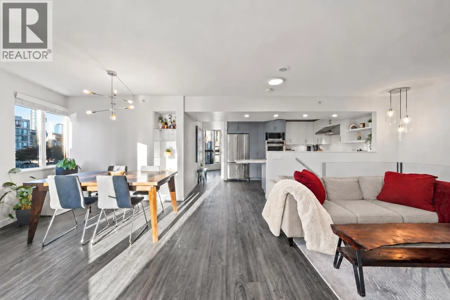 1704 488 HELMCKEN STREET