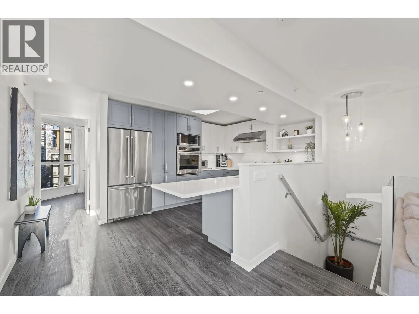 1704 488 HELMCKEN STREET