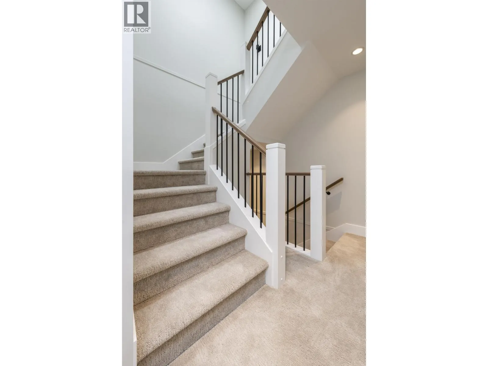3 4569 ARTHUR DRIVE