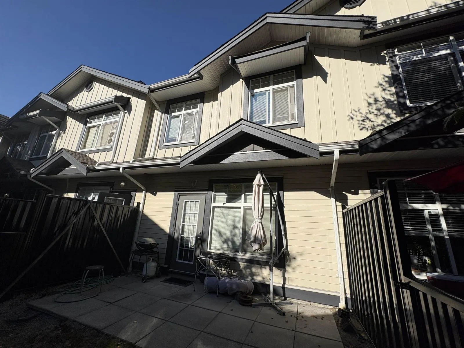 22 16588 FRASER HIGHWAY