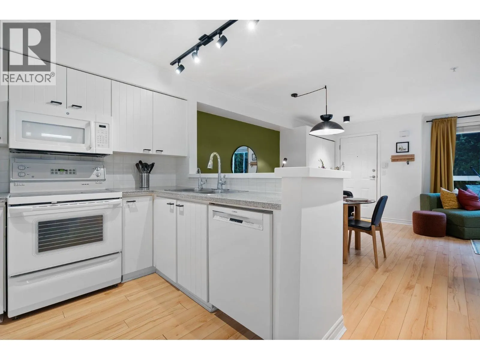 3 1005 LYNN VALLEY ROAD