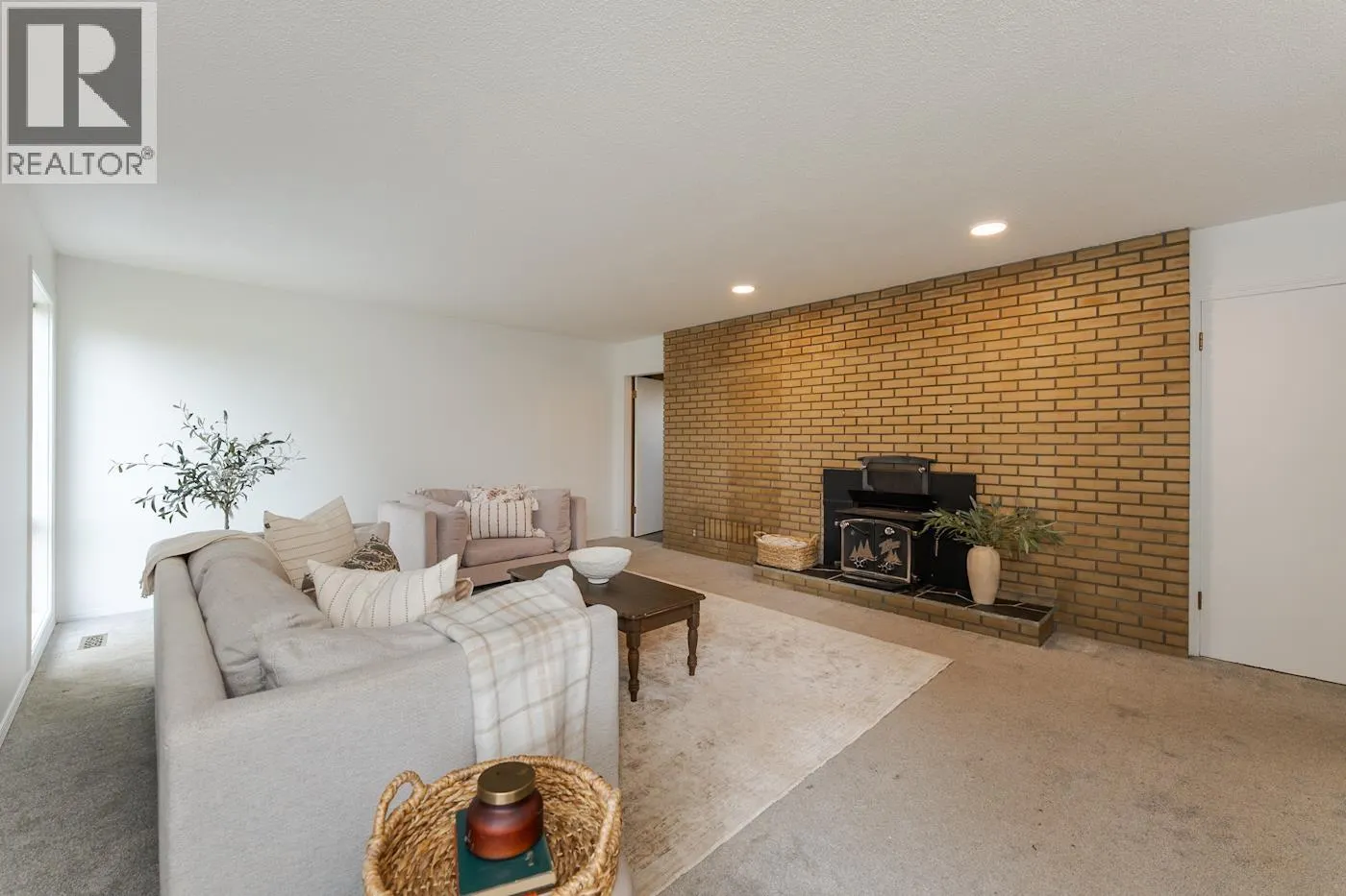 592 N QUINN STREET