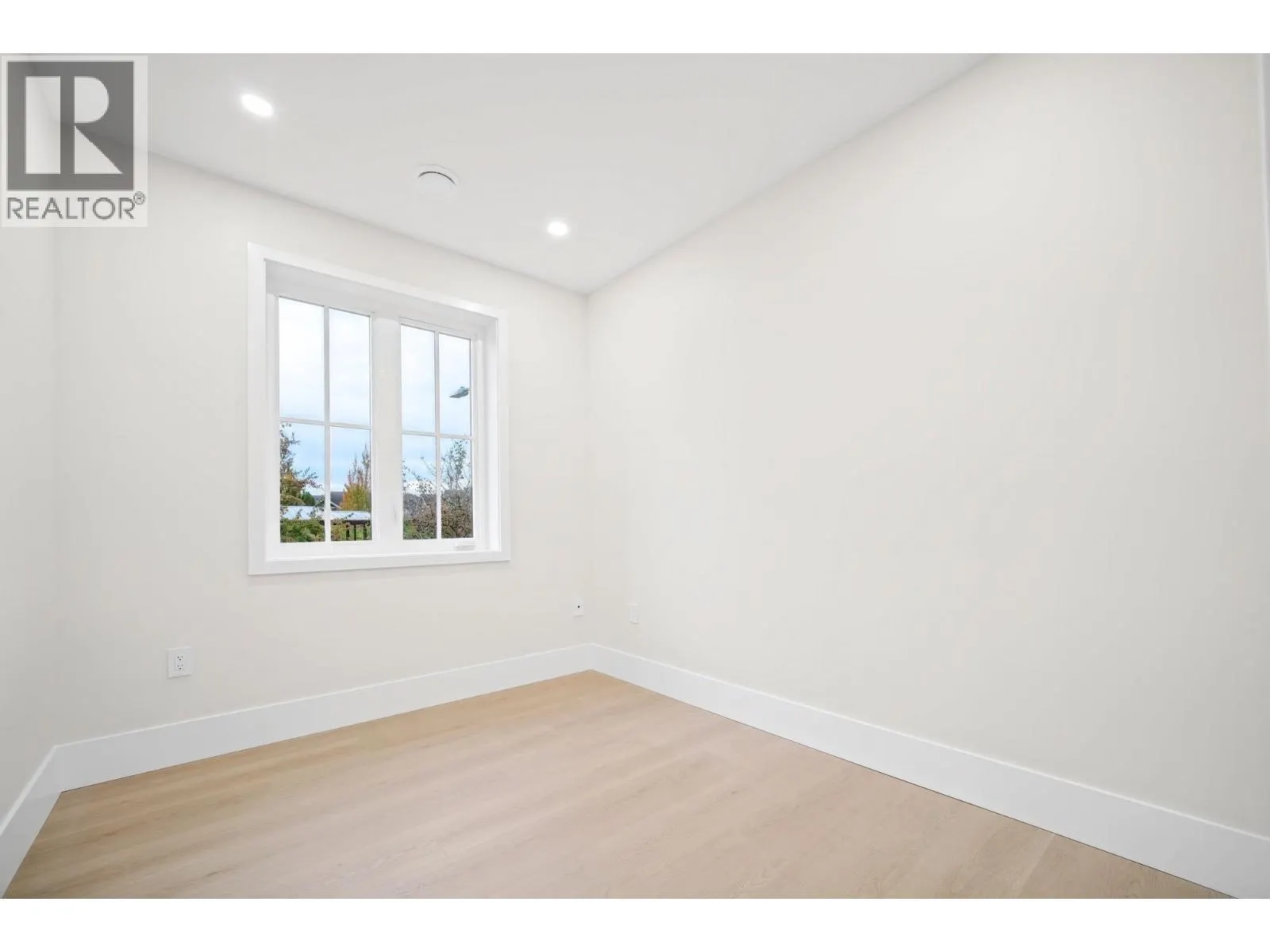 2 8391 RIDEAU DRIVE