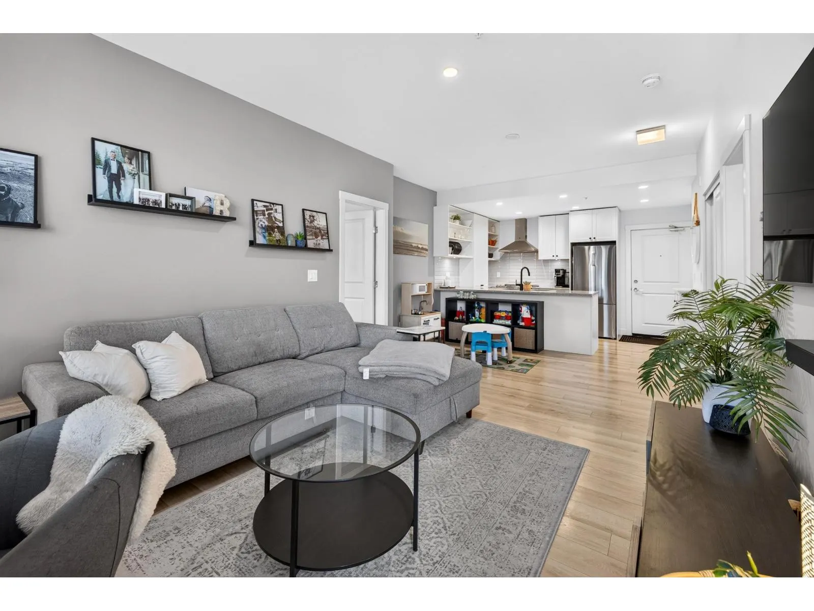 B306 20487 65 AVENUE