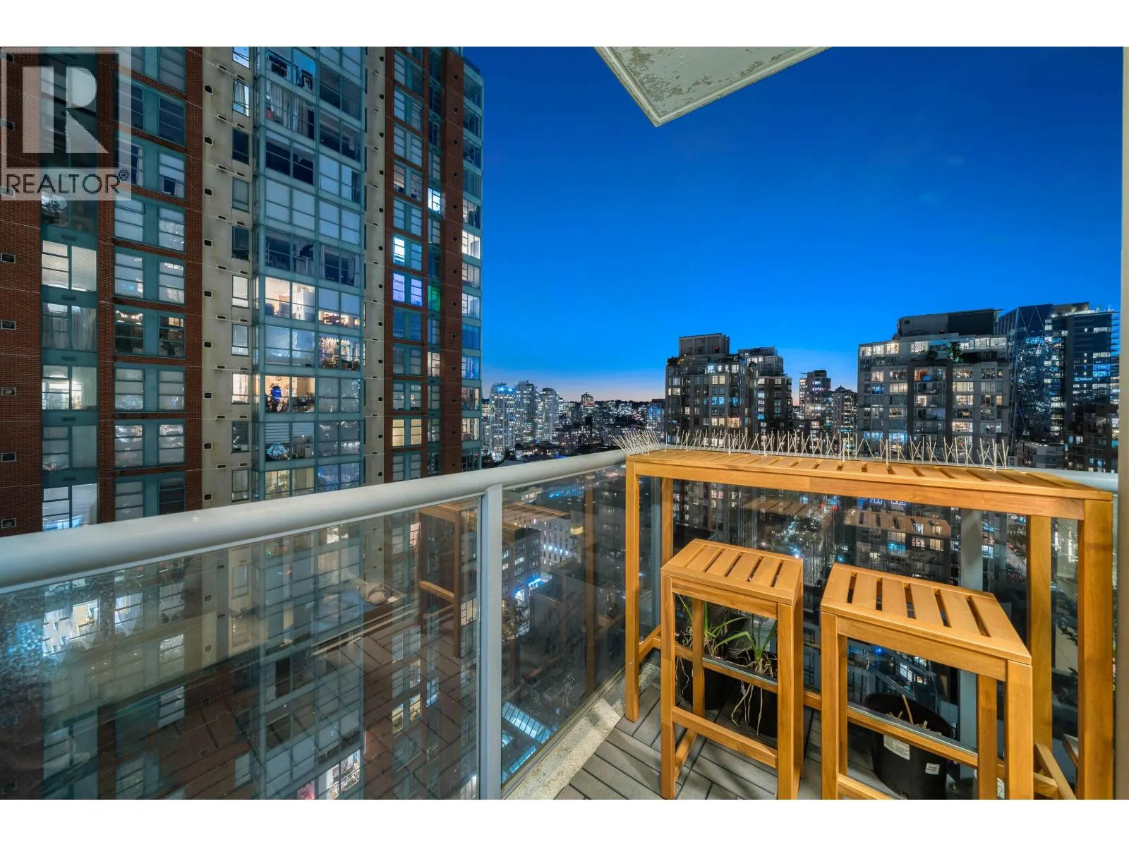 1805 928 RICHARDS STREET