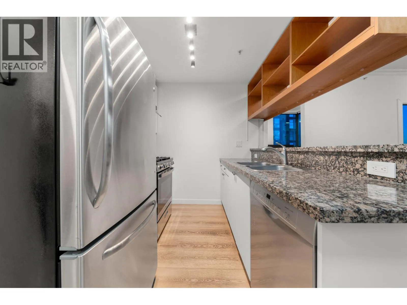 1805 928 RICHARDS STREET
