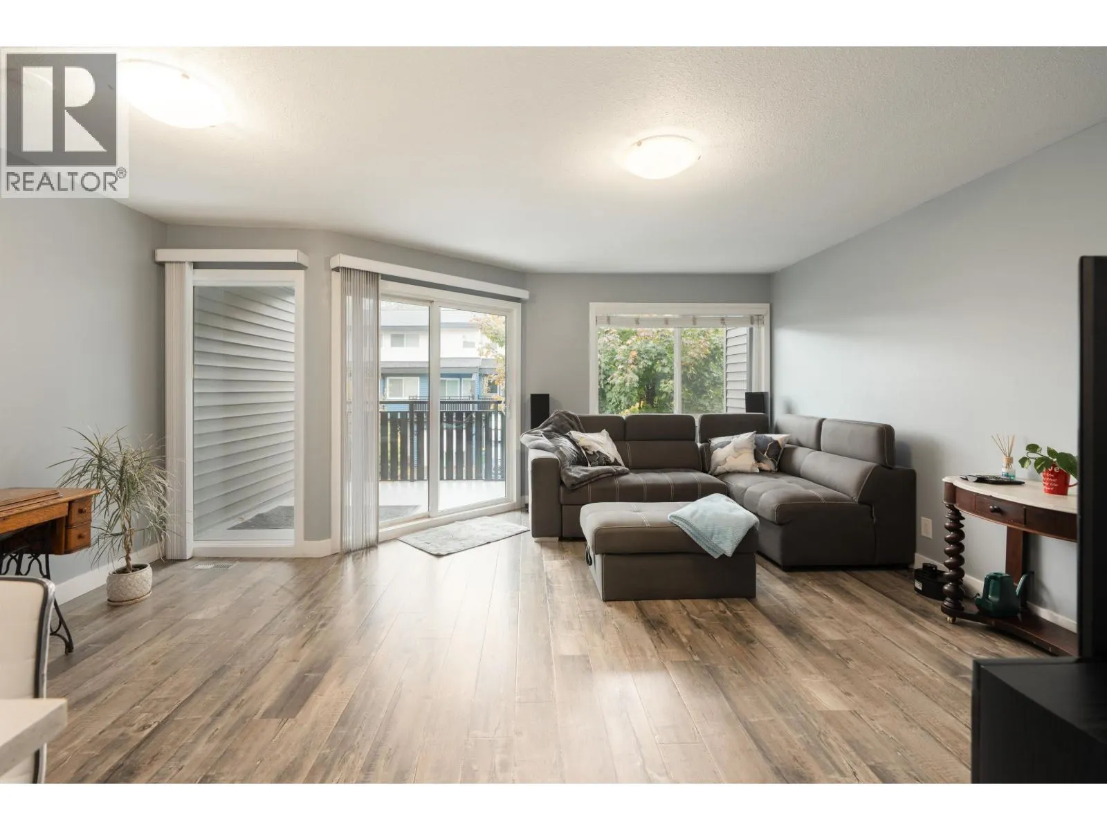 16 12120 189A STREET