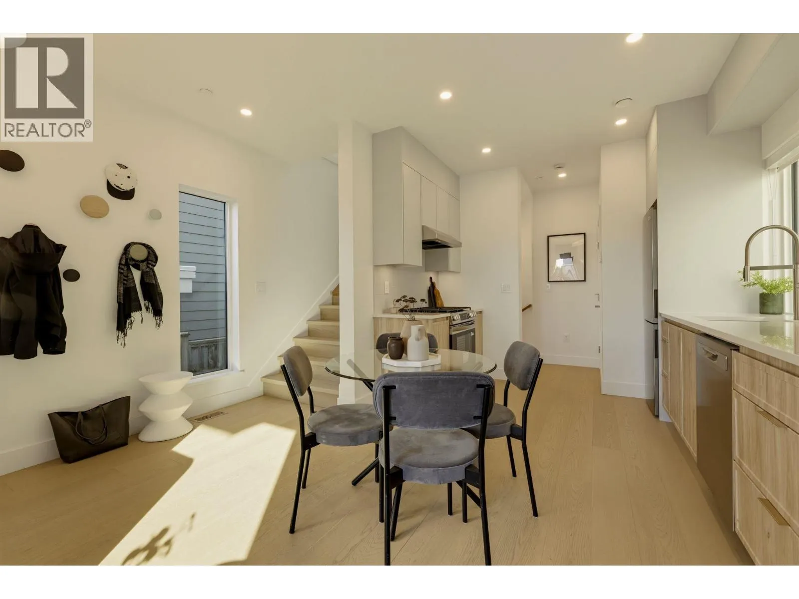 2 328 W 14TH STREET