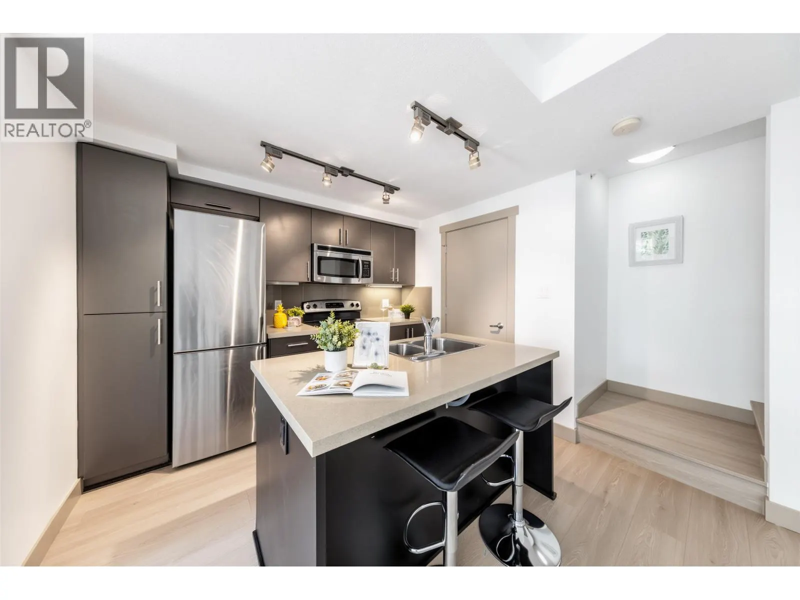 110 9009 CORNERSTONE MEWS