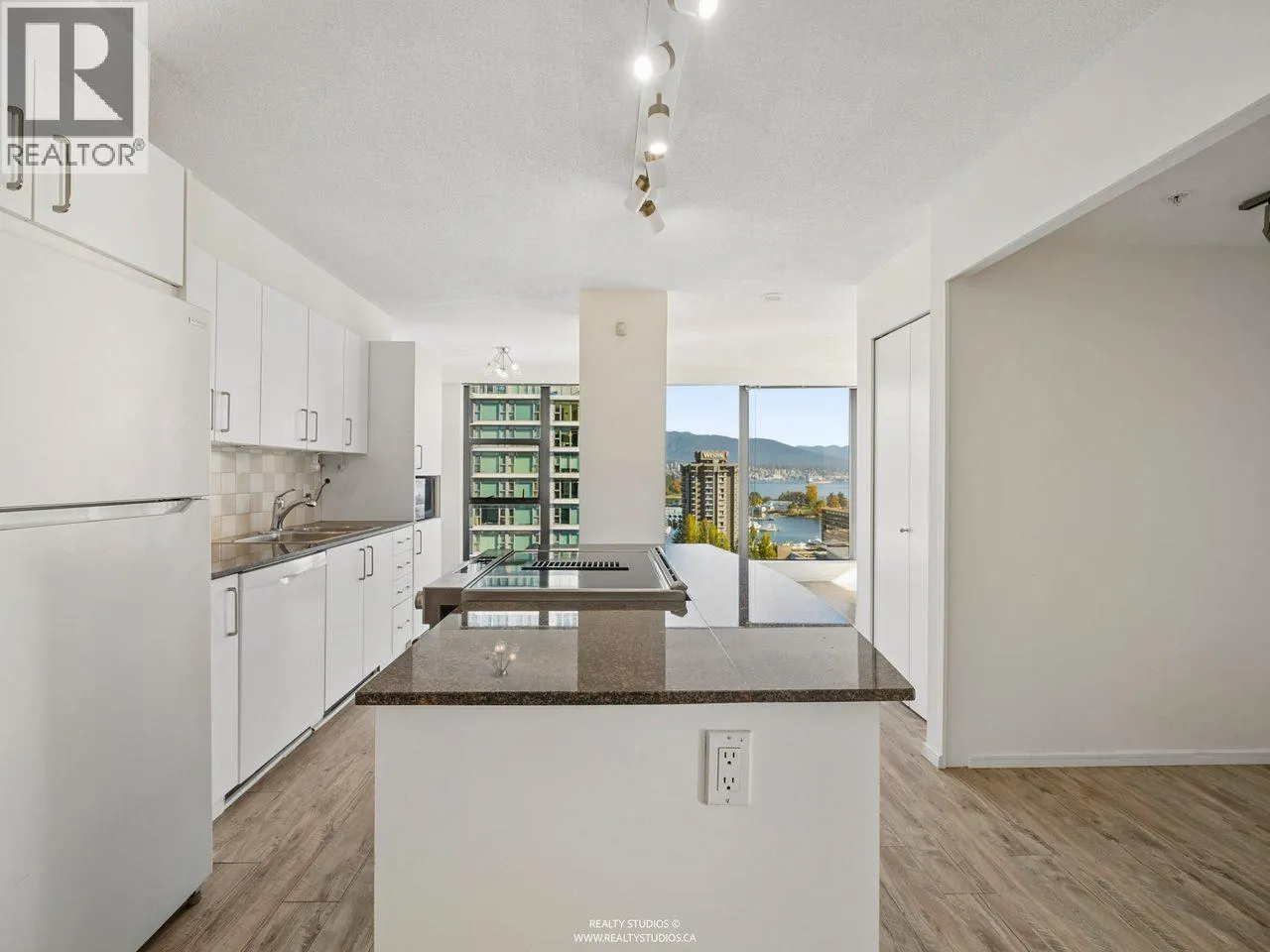 1807 1723 ALBERNI STREET