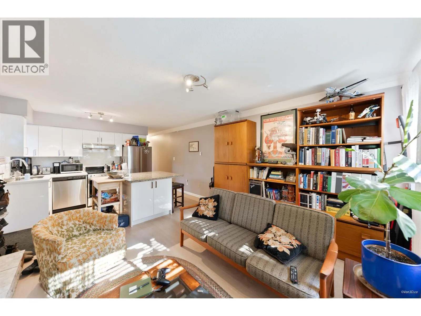195 W 17TH AVENUE