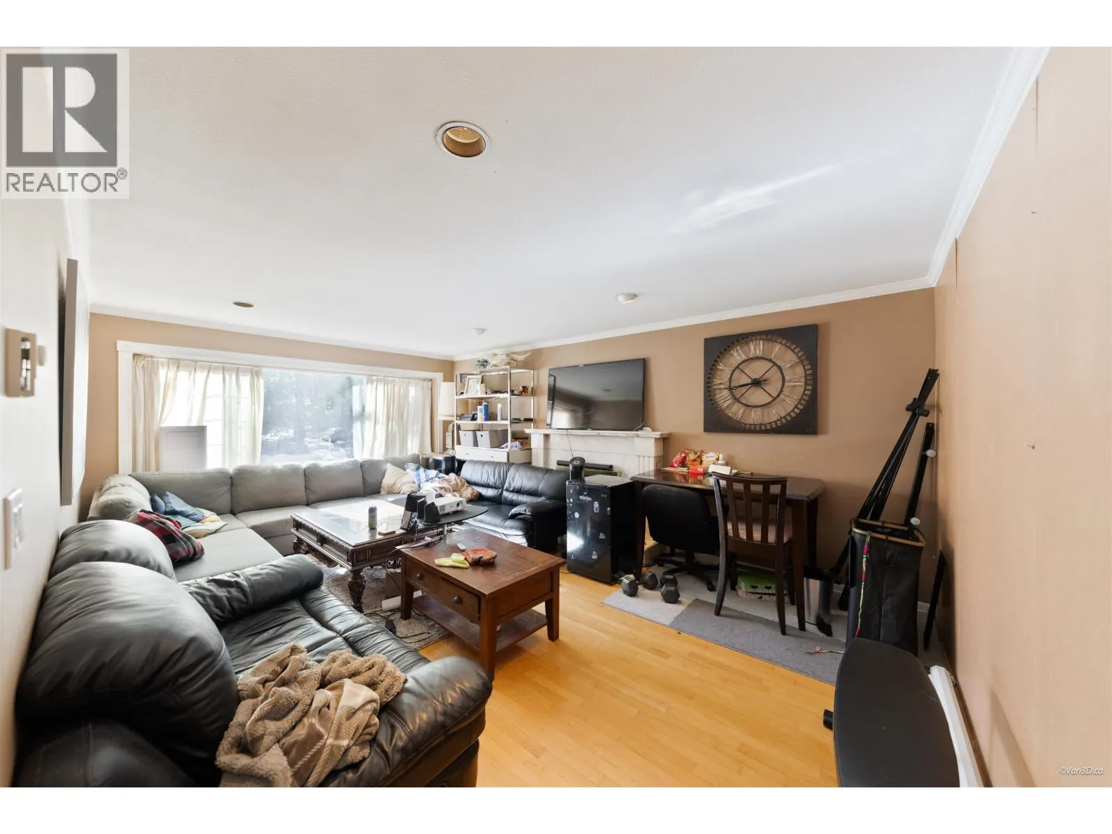 195 W 17TH AVENUE