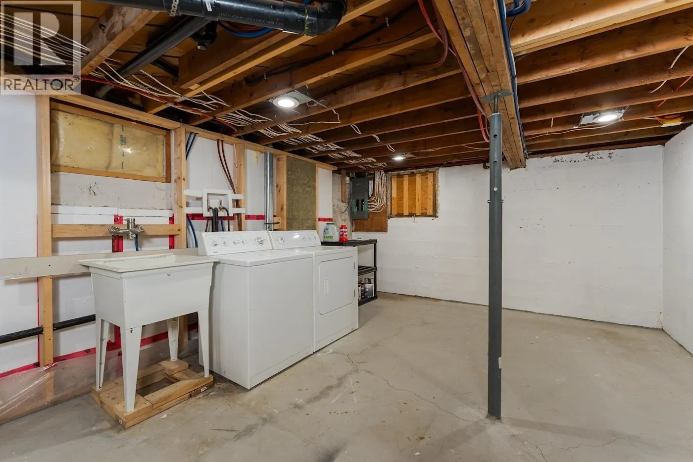 2275 LAURIER CRESCENT