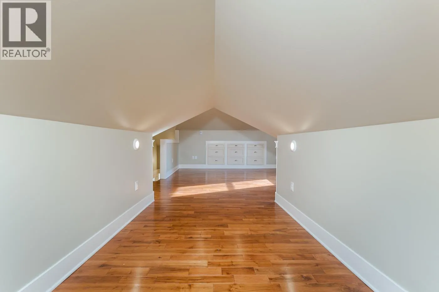 2275 LAURIER CRESCENT
