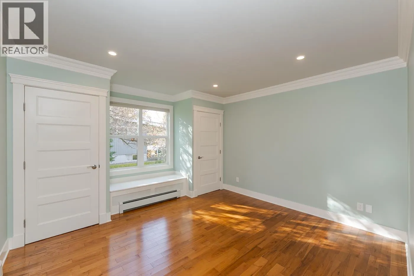 2275 LAURIER CRESCENT