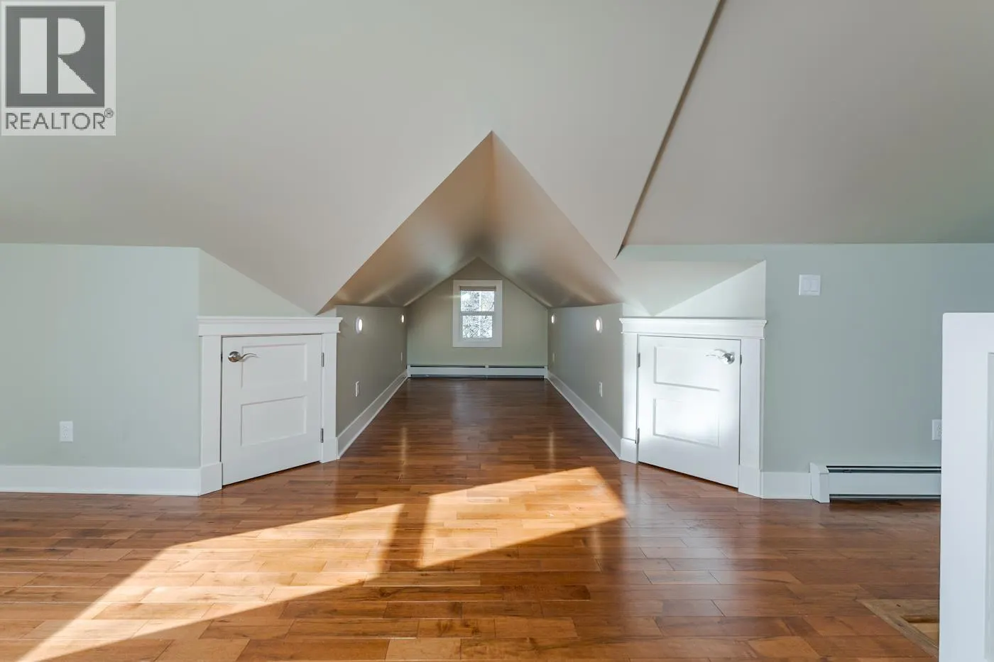 2275 LAURIER CRESCENT