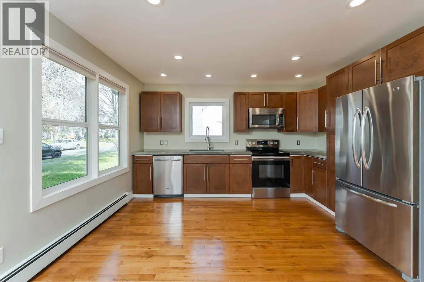 2275 LAURIER CRESCENT