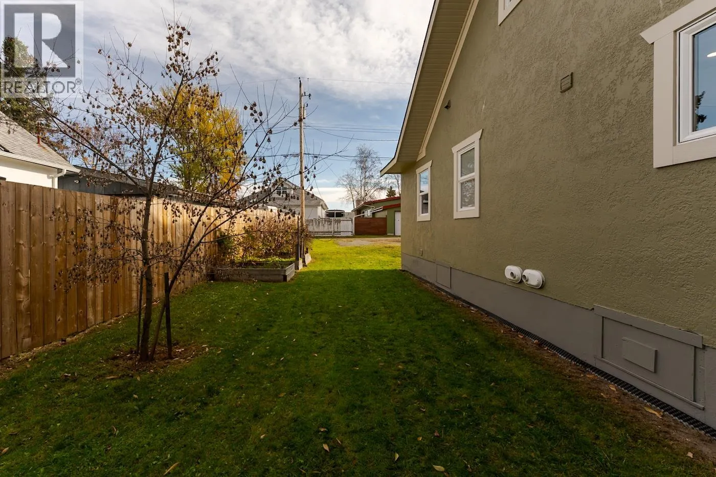 2275 LAURIER CRESCENT