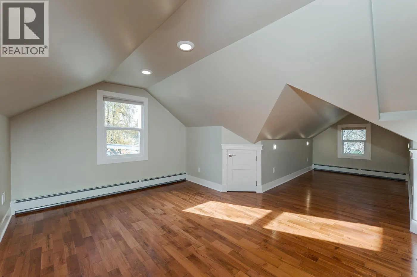 2275 LAURIER CRESCENT