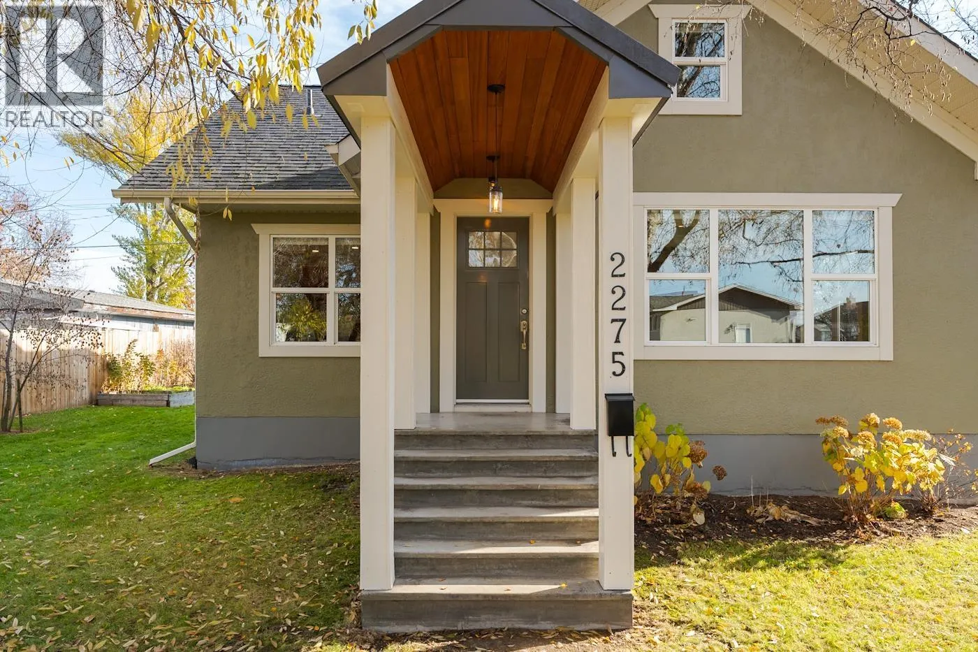 2275 LAURIER CRESCENT