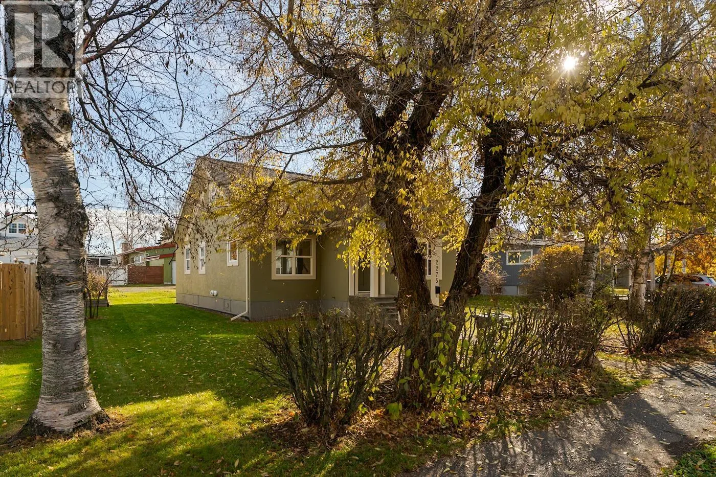 2275 LAURIER CRESCENT