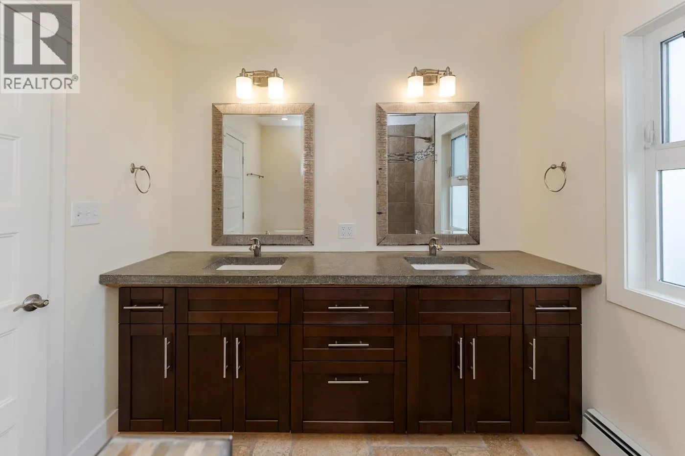 2275 LAURIER CRESCENT