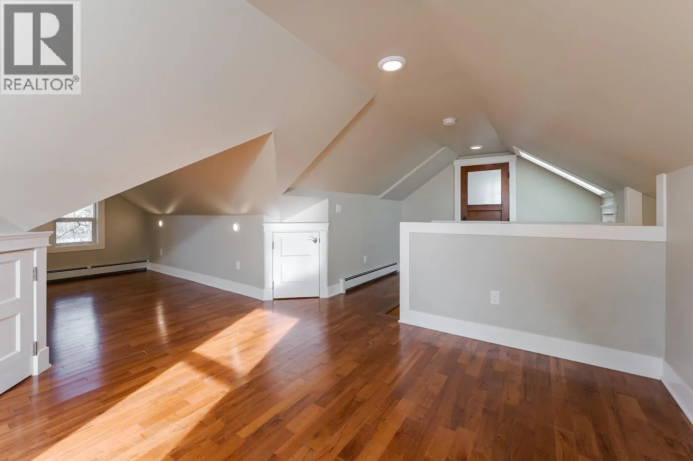 2275 LAURIER CRESCENT