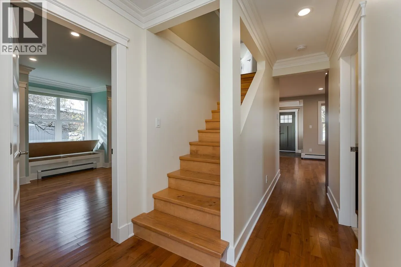 2275 LAURIER CRESCENT