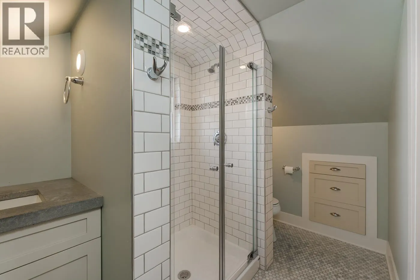 2275 LAURIER CRESCENT