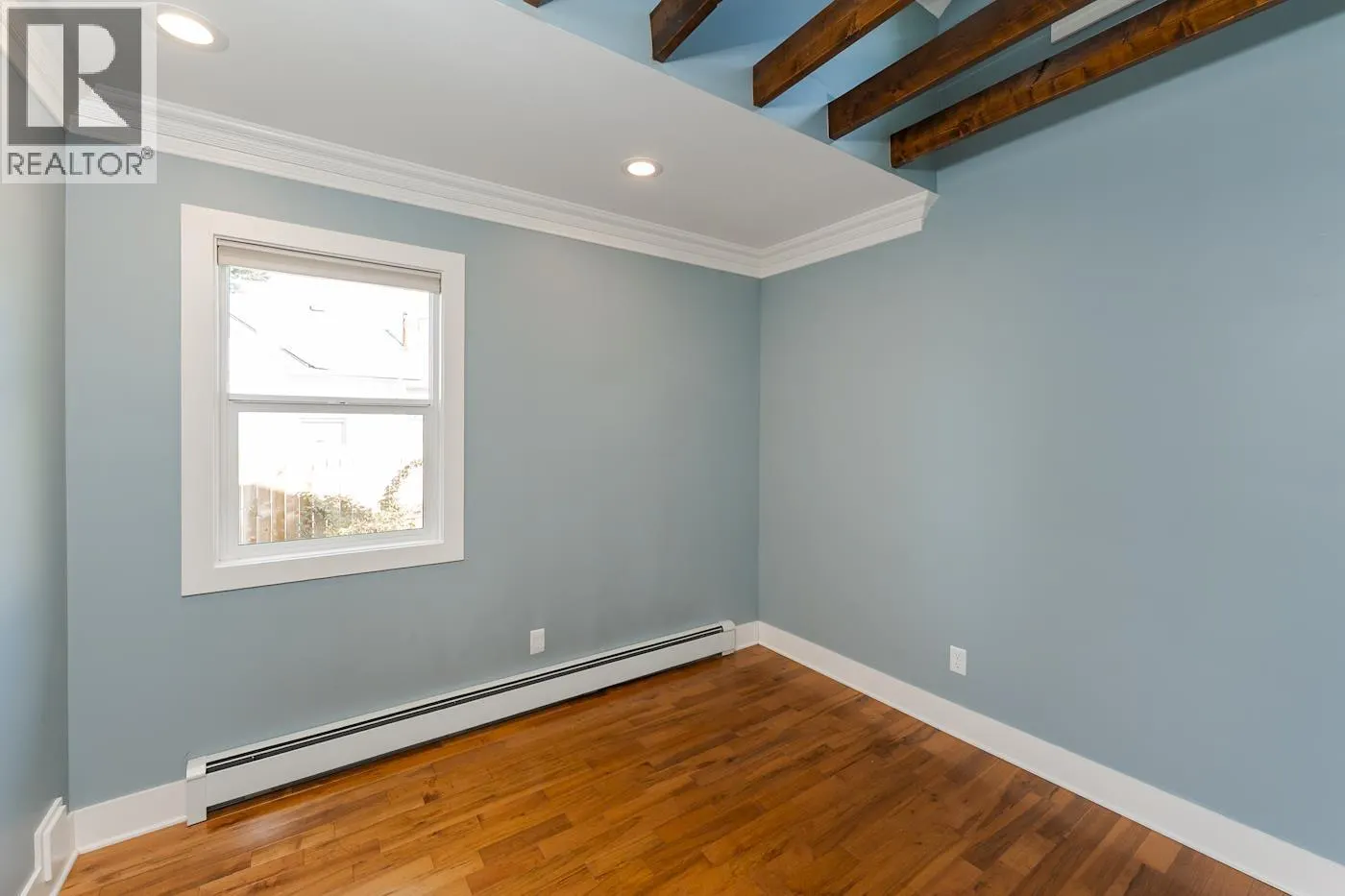 2275 LAURIER CRESCENT
