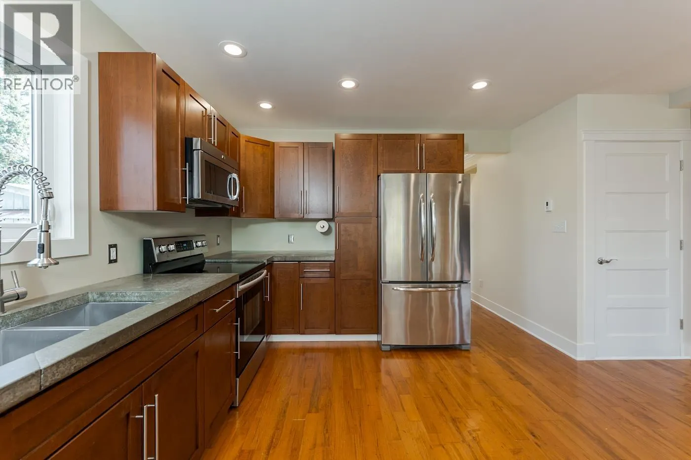 2275 LAURIER CRESCENT