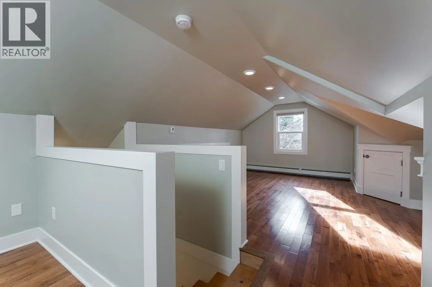 2275 LAURIER CRESCENT